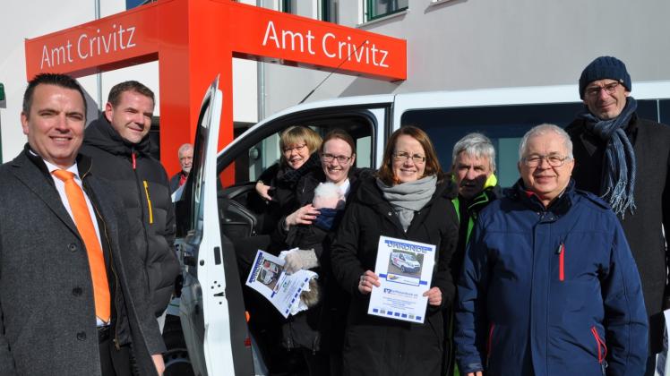 Von Amts wegenfahrbereit: Heike Isbarn (3.v.l.) und Sponsoren bei der Fahrzeugübergabe im März 2018. 