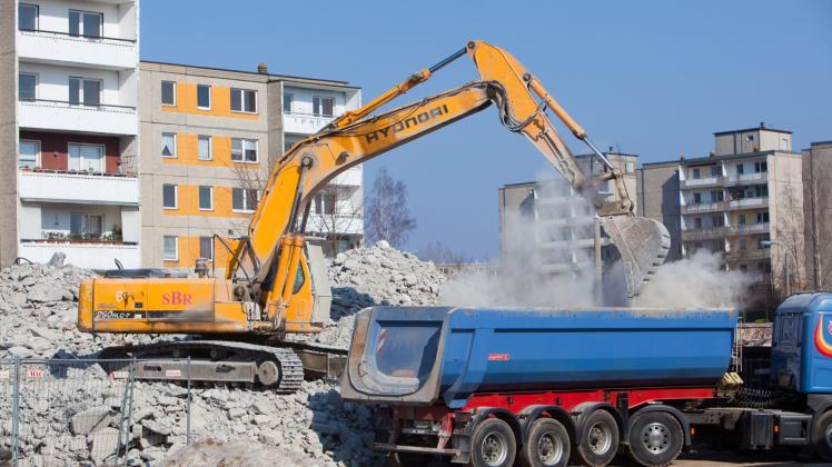 Tschüss DDR-Neubau: Wie hier in Frankfurt (Oder) werden immer mehr Plattenbau-Siedlungen abgerissen. 