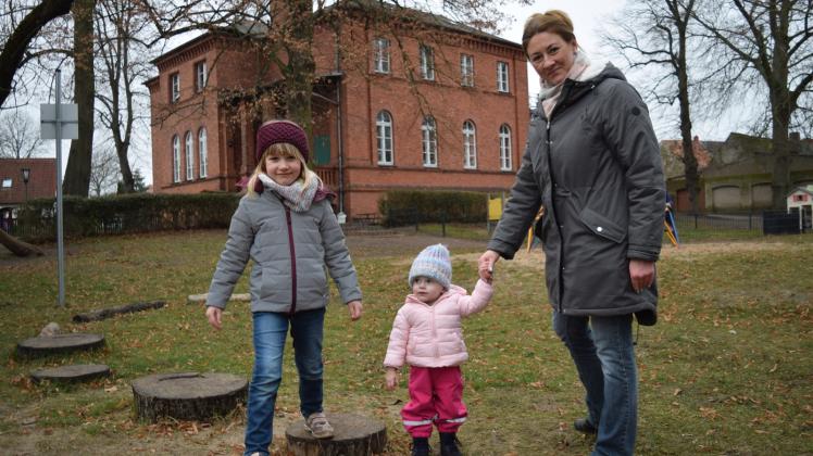 Aniko Herms-Neumann mit ihren Töchtern Greta (links) und Gesa