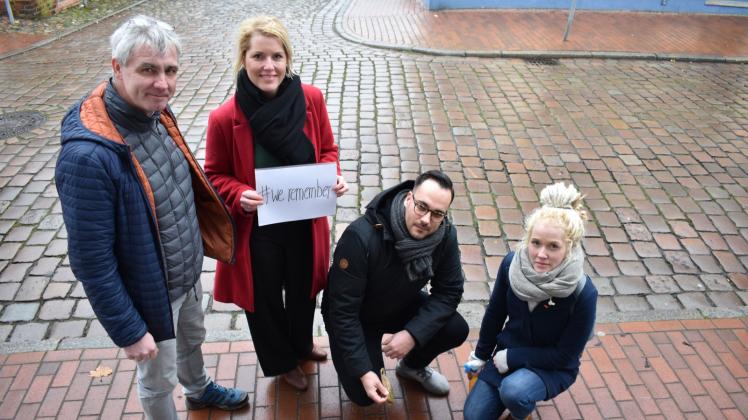 Reinigten gestern Stolpersteine in Parchim: Nico Skiba, Jana Haack, Pierre Niezurawski und Steffi Pulz (v. l.).