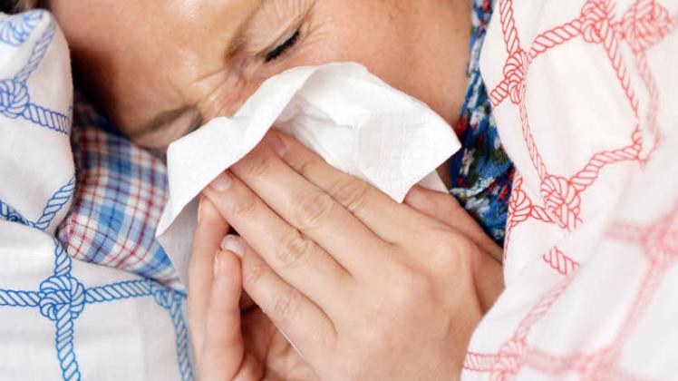 Fieber, Kopf- und Gliederschmerzen und Schüttelfrost: Wen die Grippe erwischt hat, sollte das Bett hüten. 