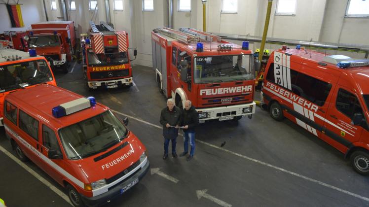 Von hier aus rücken die Rehnaer Feuerwehrleute jährlich zu rund 60 Einsätzen aus. Die Bedingungen für die Brandschützer sollen sich nach Angaben von Bürgermeister Hans-Jochen Oldenburg und Wehrführer Henry Wanzenberg (r.) künftig verbessern. 