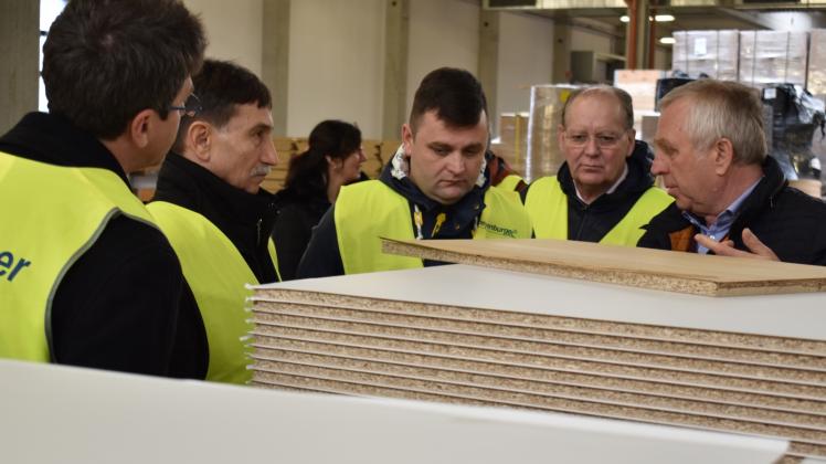 Beim Rundgang durch den Betrieb machen sich die rumänischen Gäste ein Bild vom Produktionsablauf.: 2. v. l. Präsident Ion Dumitrel, links Dietmar Gornig, Geschäftsführer der Meyenburger Möbelwerke. 