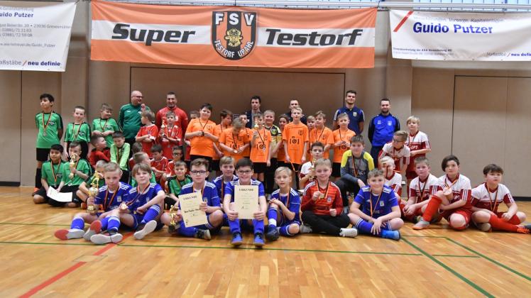 Fünf Mannschaften, darunter auch der Rehnaer SV (rechts) und die TSG Gadebusch (vorne), nahmen am Turnier des FSV Testorf/Upahl teil.  Fotos: Maik Freitag (3) 