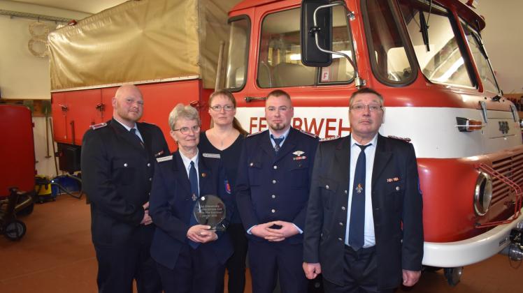 Generationswechsel in der Freiwilligen Feuerwehr Gustävel: Patrick Heuer, Adelheid Meier, Katrin Ahrens, Jirka Heuer und Lothar Mix. 