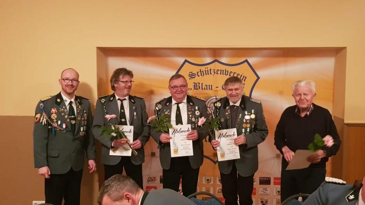 Seit 30 Jahren dabei (v.l.n.r.): Vorsitzender Robert Latza mit Torsten Spiesecke, Klaus Sgodda, Klaus Brahm und Erich Wulf