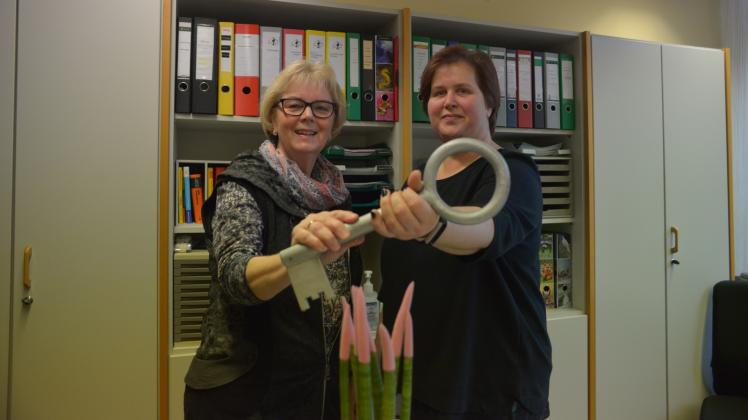 Auch der schönste Job geht irgendwann zu Ende: Die langjährige Rehnaer Schulsekretärin Karin Meyer überreicht den symbolischen Schlüssel an ihre Nachfolgerin Ulrike Zahren (r.) aus Bülow. 