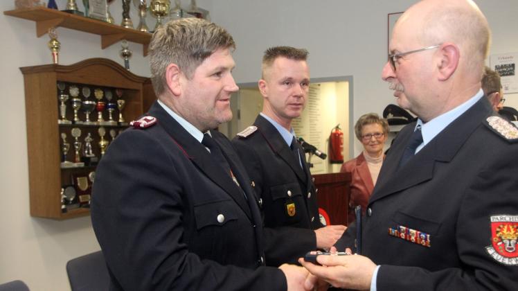 Wehrführer Bernd Schröder (r.) überreicht bei der Jahreshauptversammlung auch Andy Geschinski (l.) das Brandschutz-Ehrenzeichen in Silber für 25 Jahre Mitgliedschaft in der Feuerwehr. 