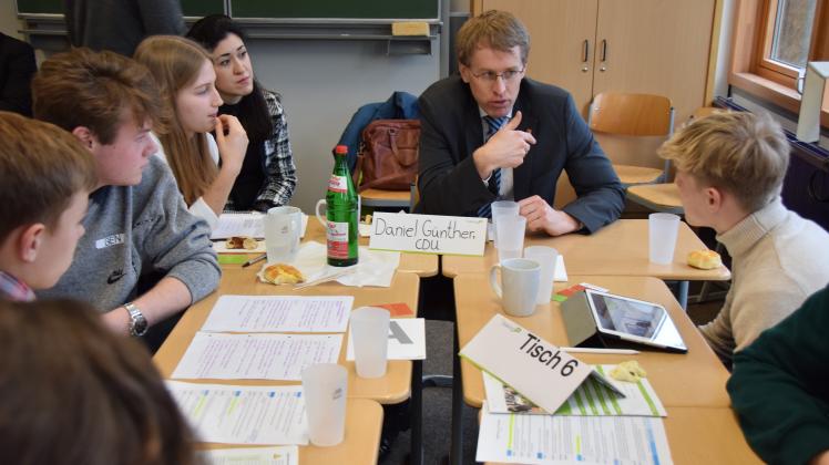 Ministerpräsident Daniel Günther im Gespräch mit der Schülergruppe „Cannabis“.