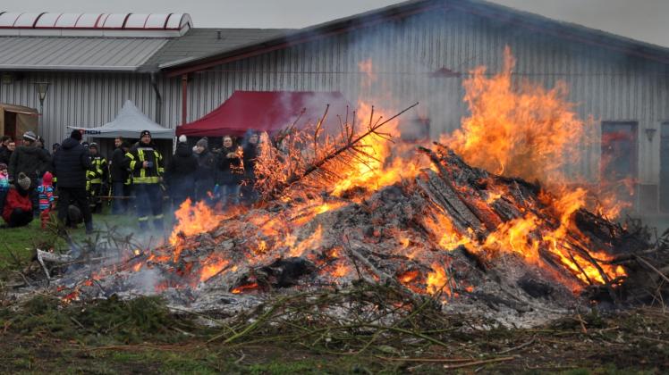 Tannenbaumverbrennen in Brüel: Seit Jahren lädt die freiwillige Feuerwehr zu einem kleinen Fest ein. Dieses Mal gab es Kritik von Umweltschützern. 