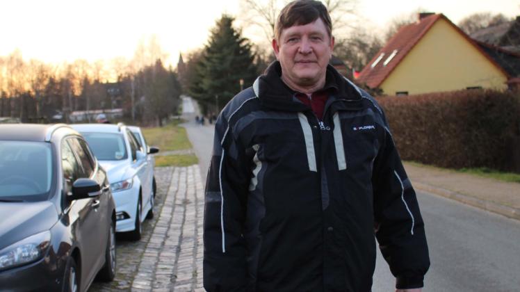 Hier in Linstow – im Hintergrund ist der Kirchturm zu sehen – hat das Leben von Bernd-Uwe Neugebauer eine Kehrtwende gemacht. 