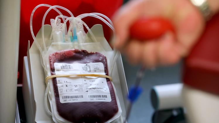 Beim ersten Blutspendetermin in diesem Jahr in Sternberg war durch Ausfall einer Schwester Geduld gefragt. Foto: Bernd Wüstneck/dpa