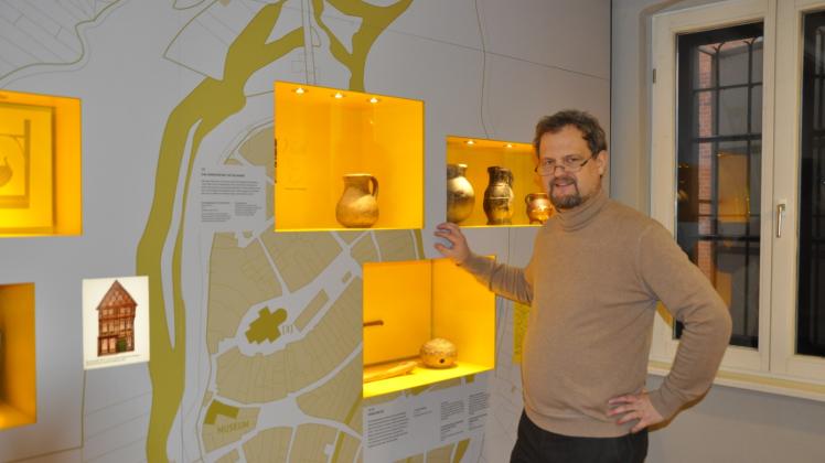 Museumsleiter Sven-Hinrich Siemers in der Mittelalterausstellung des Museums.