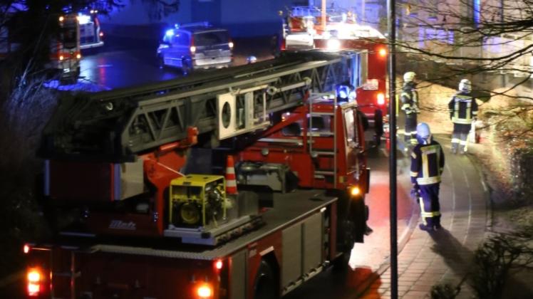 Großeinsatz der Feuerwehr: Mit vier Einsatzfahrzeugen und 20 Kameraden rückte die Bützower Wehr in der Kühlungsborner Straße an. 