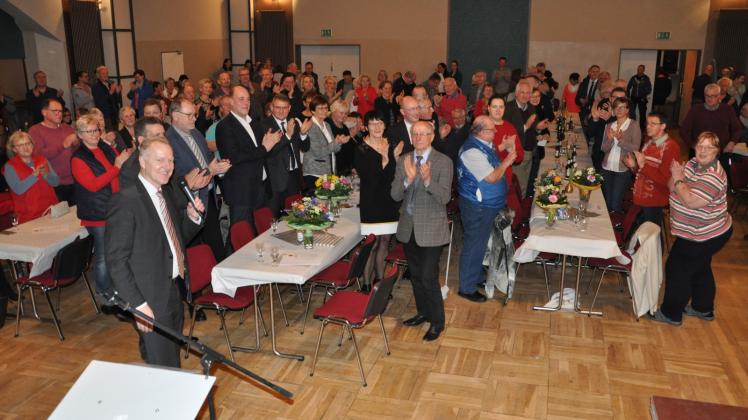 Neujahrsempfang in Brüel: Der ganze Saal applaudierte der Brüeler Blasmusik, nachdem die Gäste das Mecklenburglied gesungen hatten.