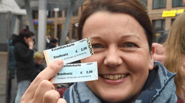 Zwei Euro kostet nun der Einzelfahrschein beim Schweriner Nahverkehr. Annette Gercken zeigt das neue Ticket. Die Paulsstädterin ärgert sich über die Preiserhöhung und will im Sommer möglichst oft aufs Rad umsteigen.