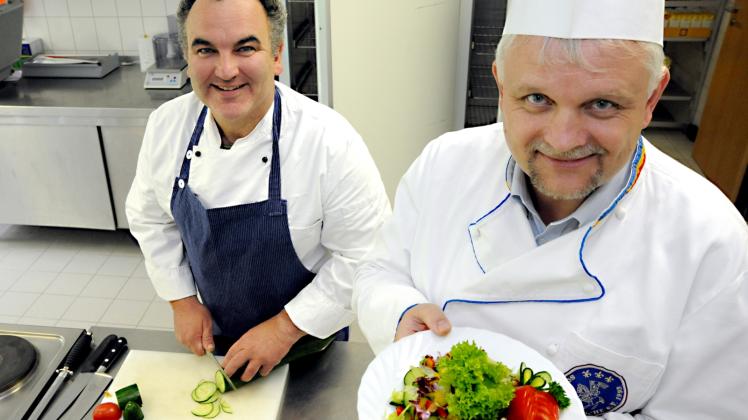 Kochen ist Berufung, sagt Georg Schmelzer – hier bei einer früheren Aktion mit Gerd Plescher.