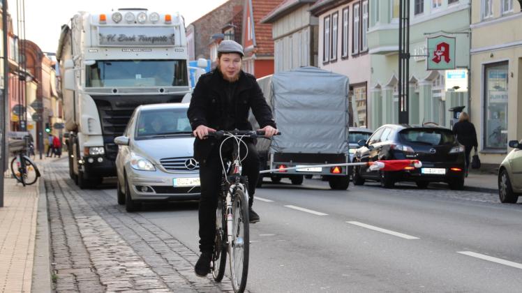 Als Radfahrer in Bützow lebt man gefährlich – die meisten Verkehrsteilnehmer missachten beim Überholen den Mindestabstand. Es sei denn, sie werden zur Einhaltung der vorgeschriebenen 1,50 Meter gezwungen. Wir haben den Praxistest gemacht. 