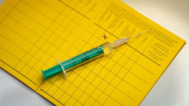 Der gelbe Impfpass gibt Aufschluss über den Impfstatus. Hier werden alle Immunisierungen erfasst. Beim Eintritt in die Kita gilt er als Nachweis über die erfolgte Masernimpfung.