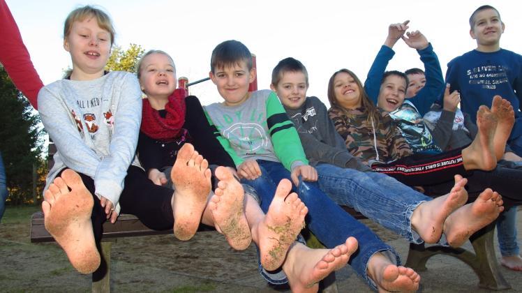 Ritual im Schulalltag: In der ersten Pause ziehen die Grundschüler in Wöbbelin ihre Schuhe und Socken aus. Dann laufen sie über Schulhof und Wiese.  Fotos: Hennes 