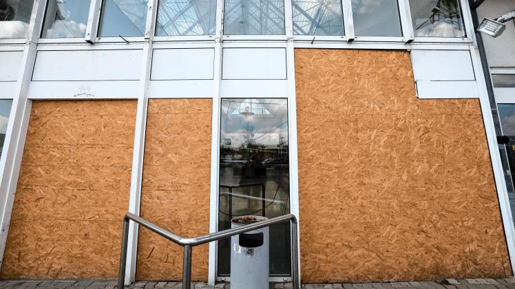 Mit Holzplatten verschlossen ist ein Eingangsbereich in ein Einkaufszentrum. Im September 2016 hatte eine Bande versucht hier an zwei Nächten nacheinander mit einem Auto einzudringen und einen Geldautomaten zu stehlen. 
