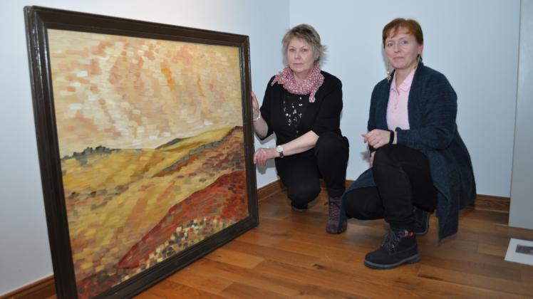 Beim Aufhängen und Beschriften der Landschaftsgemälde entdecken Regina Krüger (l.) und Cindy Lemke vom Kunstmuseum immer wieder Bilder, die ihnen besonders gut gefallen.