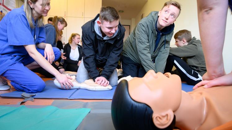 „Winter School“ in den Helioskliniken Schwerin. Schüler probieren sich in verschiedenen Stationen aus. Krankenschwester Juliane Homann(l.) erläutert die Arbeit in einer Intensivstation und zeigt den Jugendlichen die Herz-Lungen-Wiederbelebung . 