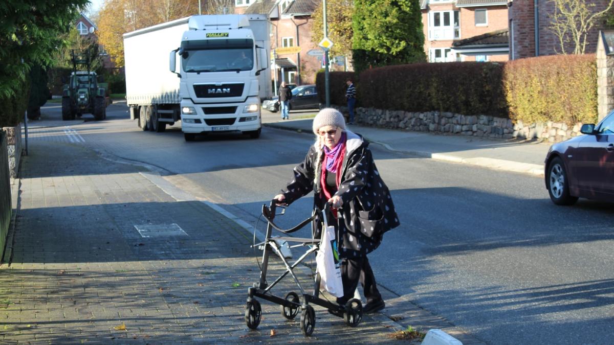 Aufbauten sollen Raser auf dem Looper Weg in Neumünster bändigen | SHZ