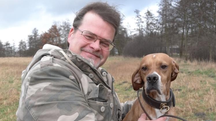 Dem liebsten Freund des Menschen Manieren beizubringen ist seit 18 Jahren der Job von Dirk Steffenhagen. Mit seinem Pontier „Hunter“ genießt der Hundetrainer aus Wittenförden ausgiebiges Spazierengehen.