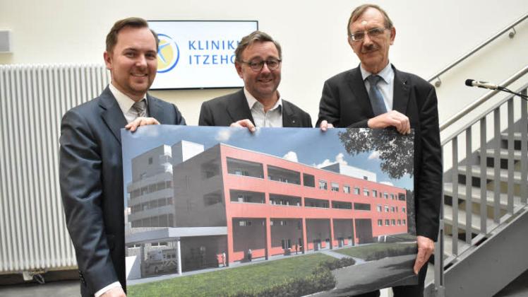 So wird es aussehen (v. l.): Matthias Badenhop, Bernhard Ziegler und Reinhold Wenzlaff zeigen den Neubau. 