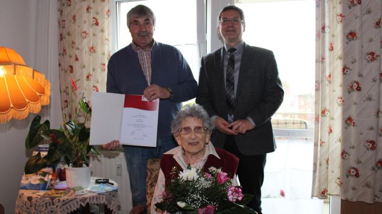 Besuch für Frida Kaleun  zum 100. Geburtstag gab es von Bürgermeister Oliver Hermann (r.) und Karsten Korup, Vorsitzender der Stadtverordnetenversammlung.