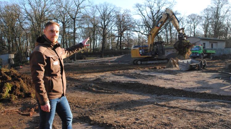 Schweres Gerät auf der ehemaligen Außenanlage der Giraffen: „Das Baufeld für unser neues  Rote-Liste-Zentrum wird eingerichtet“, erklärt Zoo-Direktor Dr. Tim Schikora. 