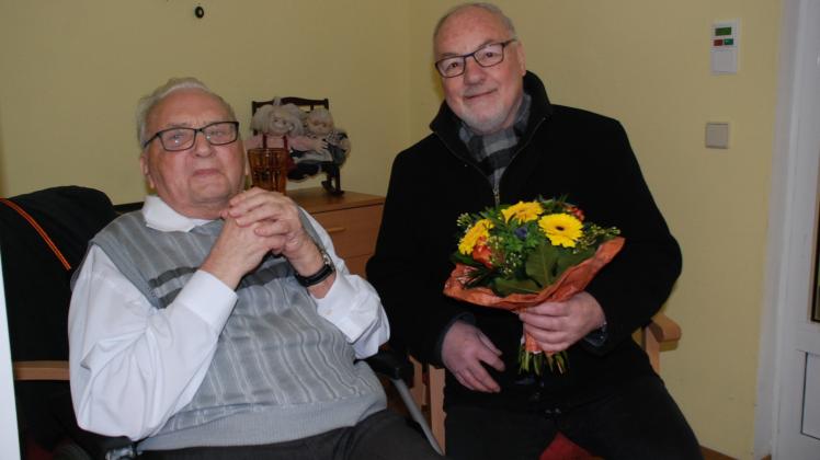 Wolfgang Diehn feierte 90. Geburtstag, zu dem auch Perlebergs Stadtverordnetenvorsteher Rainer Pickert gratulierte. 