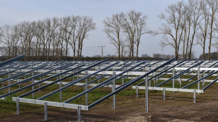 Für die Solarparks bei Werder und Ruthen stehen bereits die Unterkonstruktionen. 