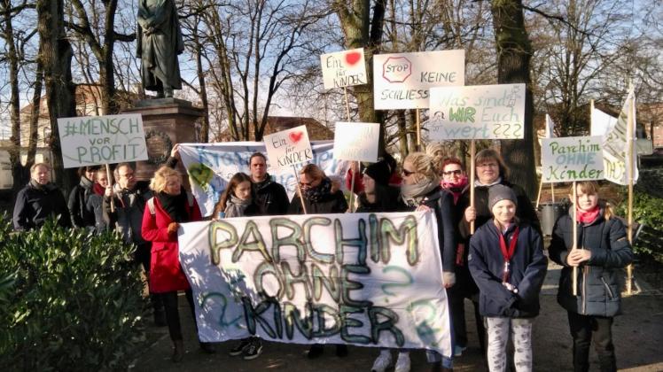 Etwa 30 Parchimer kamen zur spontanen Protestaktion am Moltkedenkmal zusammen.