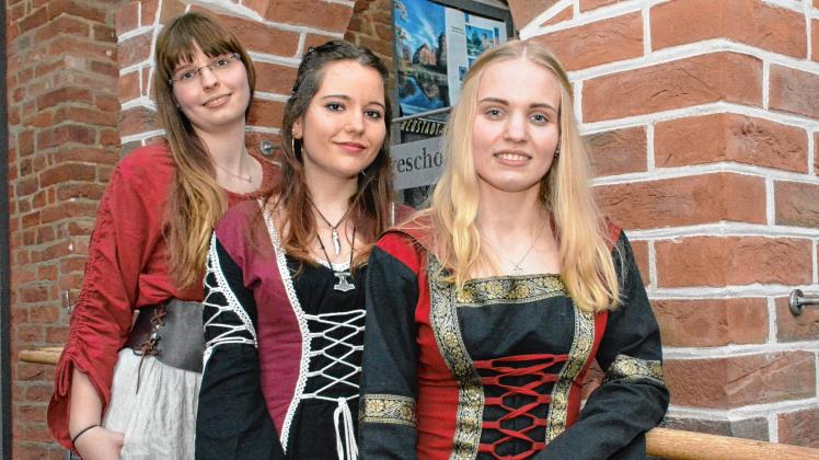 Schon in Schale geworfen: Laura Ulbricht, Celin Rößler und Magdalena Maria Messner (v.l.n.r.) wollen am 29. Februar Burgfräulein werden. Noch gibt es Karten für die Wahl. 