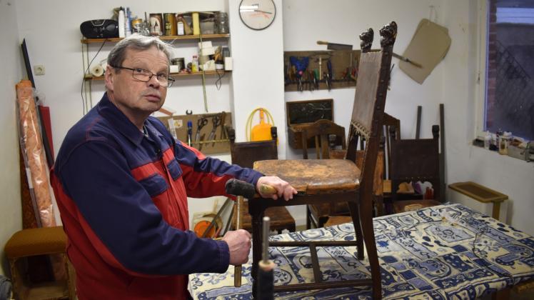 Hier ist Handarbeit gefragt: Gerhard Stoll erneuert das Polster eines antiken Stuhls. 