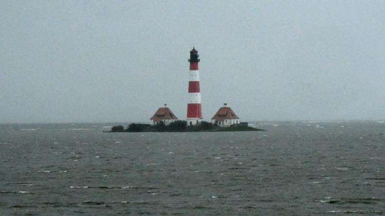 Wie auf einer Insel: Der Leuchtturm von Westerhever am Dienstagnachmittag.