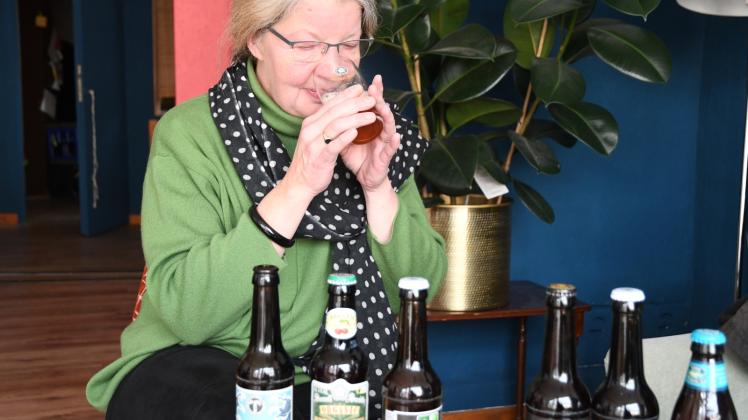 Erst riechen, dann kosten. Acht verschiedene Biere wird Esther Isaak de Schmidt-Bohländer ihren Gästen anbieten.
