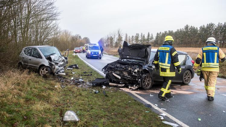 Dieses Bild bot sich den Einsatzkräften bei dem Verkehrsunfall auf der Grenzstraße.