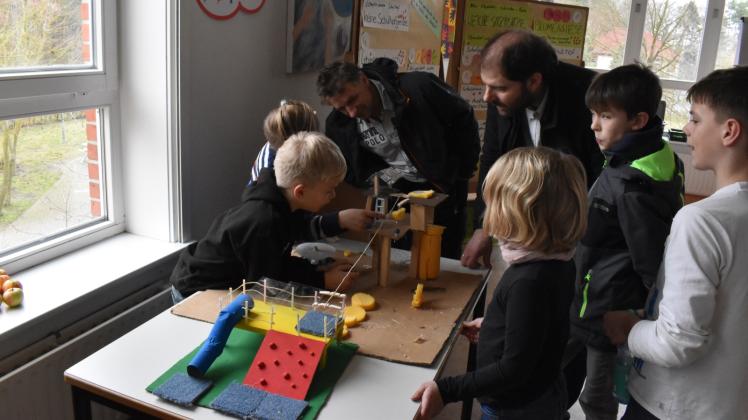 Begeistert von den Ideen der Kinder zeigte sich auch Andres Gehrke (r.), Bürgermeister der Gemeinde Amt Neuhaus. 