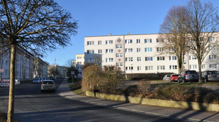 Karl-Marx-Straße in Sternberg: Das Gebäude gleich am Anfang des Wohngebietes (rechts) soll malermäßig instandgesetzt werden. Gleichzeitig werden die Balkone auf der Rückseite saniert und dabei vergrößert.