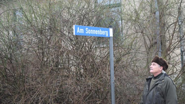 Wohnt gegenüber dem Straßenschild „Am Sonnenberg“ in Kuhlen: Landwirt Werner Strothmann.