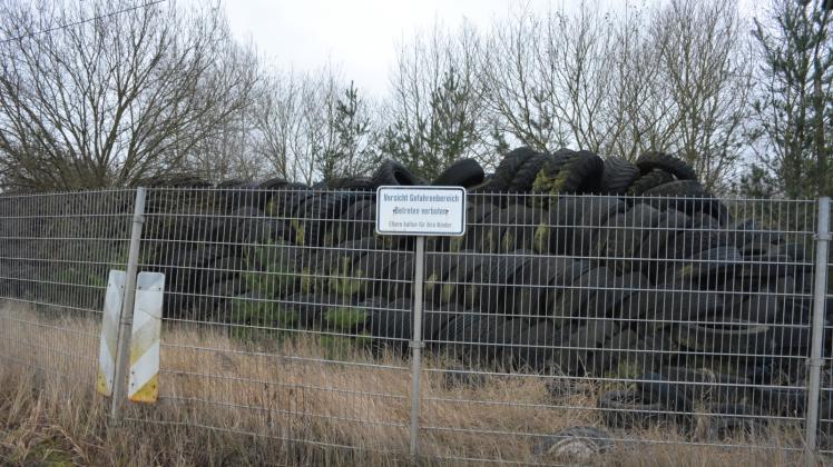 Auf einer Fläche im Industriegebiet „Am Brenzer Kanal“ liegen Tausende alte Reifen. 