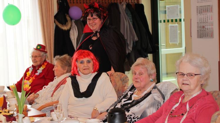 Mit Hütchen, Kostüm oder Perrücke feierten die Senioren Fasching. 