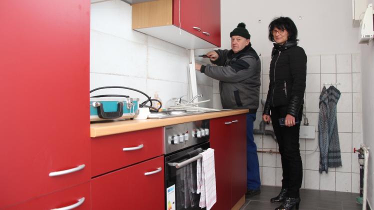 Letzte Handgriffe in der neuen Küche in der Miniaturstadt Bützow führt Bundesfreiwilligendienstler Mathias Prahl durch. Birgit Czarschka macht sich ein Bild vom Stand der Arbeiten und ist überzeugt davon, dass die Küche Klein Bützow weiter aufwertet.