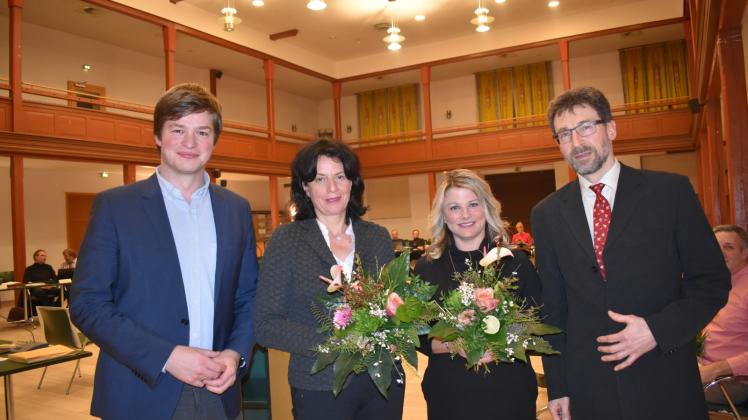 Die beiden Stadträtinnen Jane Weber (2.v.l.) und Mandy Mater erhielten Glückwünsche von Philipp da Cunha (l.), dem stellvertretendenStadtpräsident, und Bürgermeister Arne Schuldt.