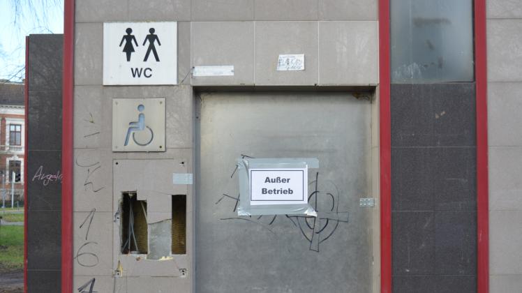 Vandalismus am Mühlentorparkplatz in Güstrow: Seit langem ist die öffentliche Toilette deswegen geschlossen. Doch jetzt soll die Anlage schnellstmöglich hergerichtet und ebenso wie alle anderen Toiletten in der Stadt kostenfrei werden. 