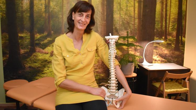 Mit einem Modell der Wirbelsäule: Physiotherapeutin Dörte Drenckhan aus Güstrow. 