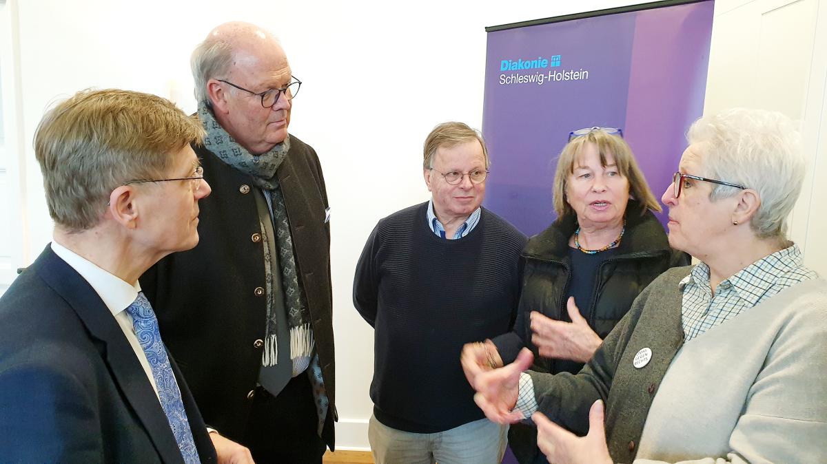 Innenminister HansJoachim Grote dankt 50 Flüchtlingsbetreuern fü SHZ